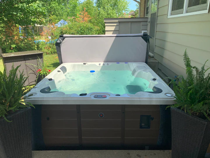 Erie SE GL 6-Person 46-Jet Hot Tub (kh-10104)Great Lakes Hot Tubs