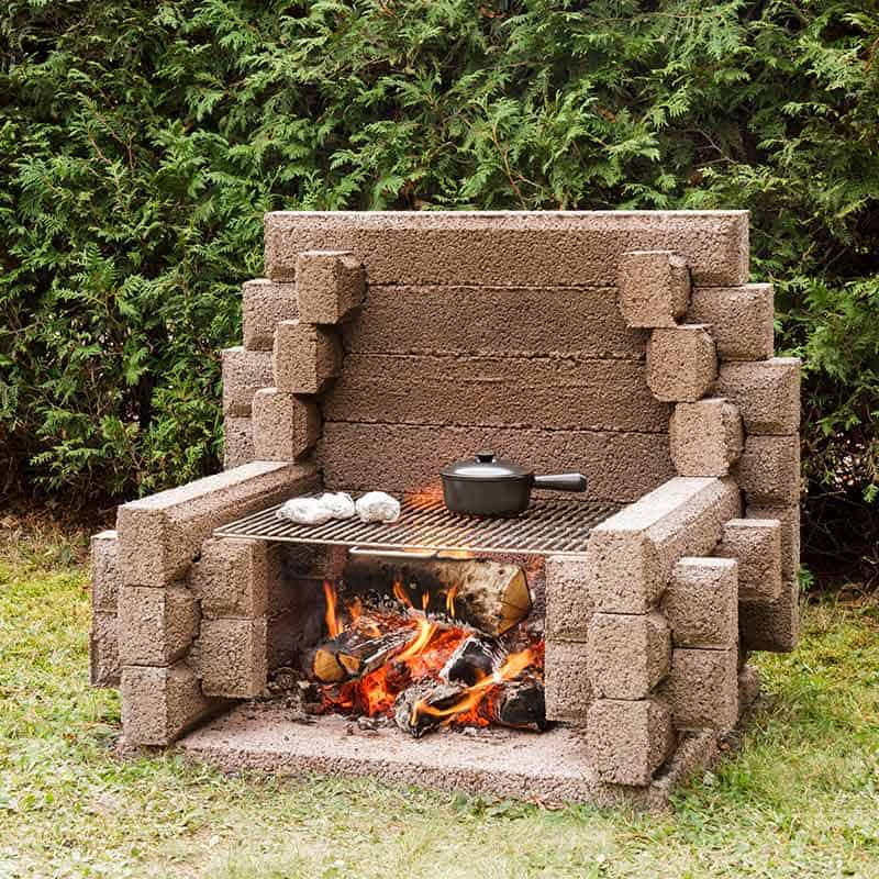 Picnic With Back Fireplace- Les Foyers Feu Ardent
